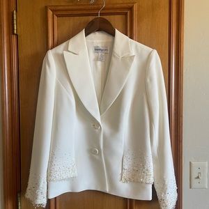 NWOT Bloomingdale’s White Blazer Women’s size 8